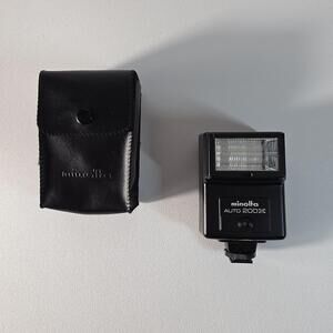 Minolta Auto 200x Flash W/ Case Made in Japan **Tested** Great Working Condition
